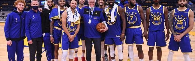 178足球在线观看免费-真就一人一城呗！勇士主场记分员效力58年终退休